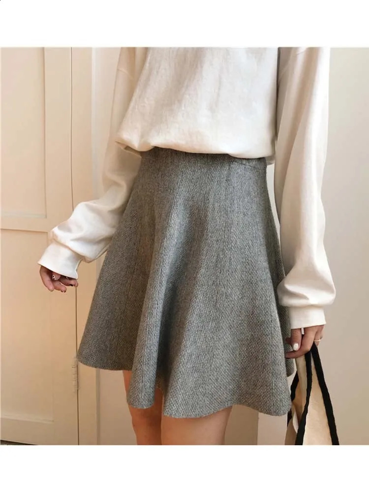 Knitted Mini Skateboard Womens High Waist Wrinkled Autumn Winter Street Clothing Solid Integrated 250407