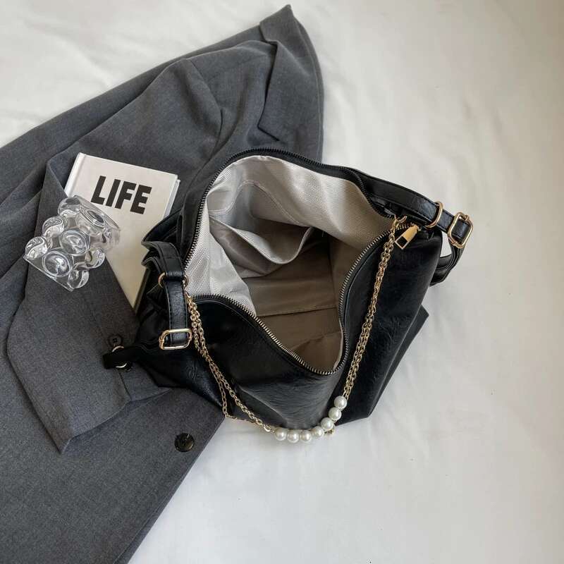 2025 New Large Capacity Soft Surface Handbag Designer Women's New Trend Simple Backpack Suitable for Daily Commuting and Travel