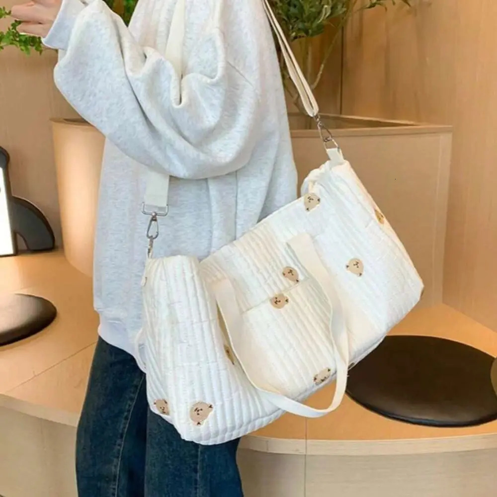 Large Capacity Travel Luggage Bag Foldable Cartoon Bear Handheld Duffle Bag Multi Functional Sweet Flower Cute Mommy Bag 251110