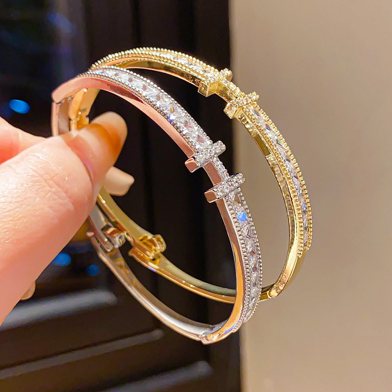 French Retro Style Diamond Inlaid Geometric Buckle Bracelet With Simple Temperament Jewelry And Exquisite Gifts