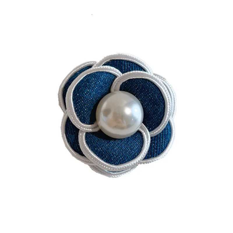 Luxury Elegant Denim Camellia Flower Pearl Crystal Brooch For Women Lady Suit Clothing Blue Floral Brooches Pins Badges Trendy Corsage Y251111