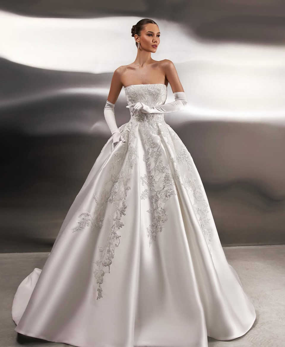 Elegant Beading A Line Wedding Dresses Strapless Sleeveless Bride Dress Exquisite Pleats Sweep Train Bridal Dress Customized