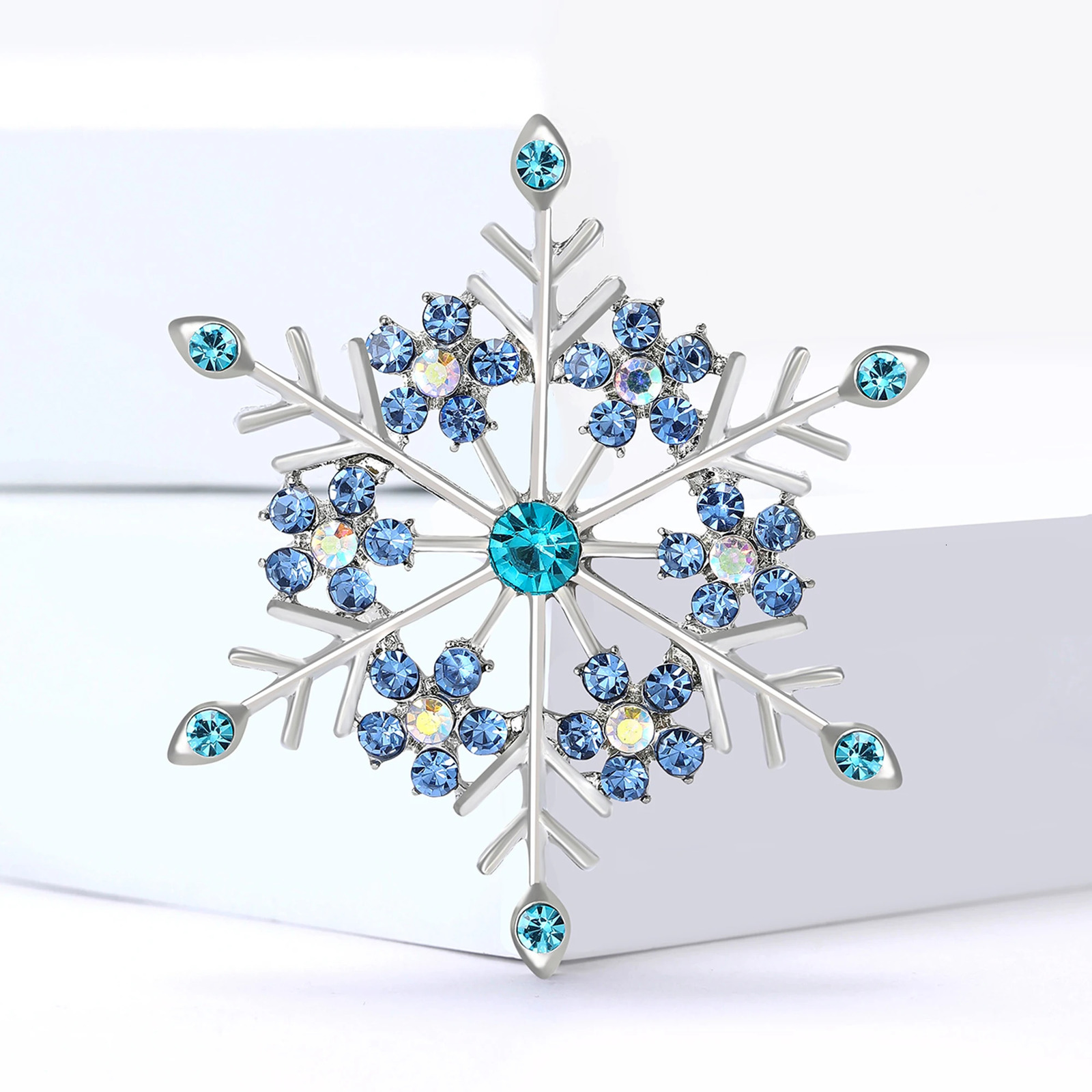 Christmas Snowflake Brooch for Women Pearl Ice Crystal Pins Event Party Year Gifts Decoration Clothes Accessories 251103