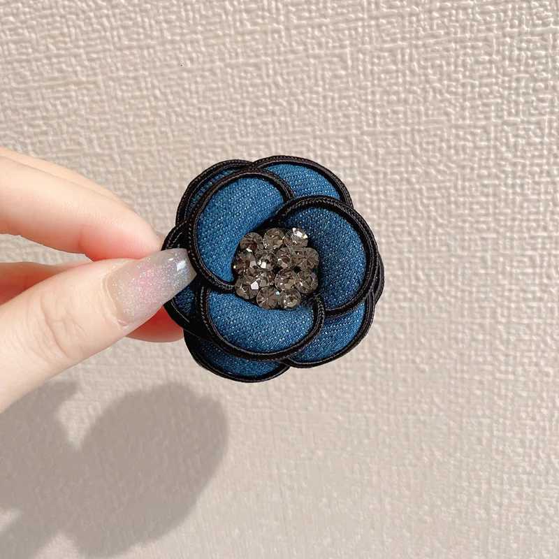Luxury Elegant Denim Camellia Flower Pearl Crystal Brooch For Women Lady Suit Clothing Blue Floral Brooches Pins Badges Trendy Corsage Y251111