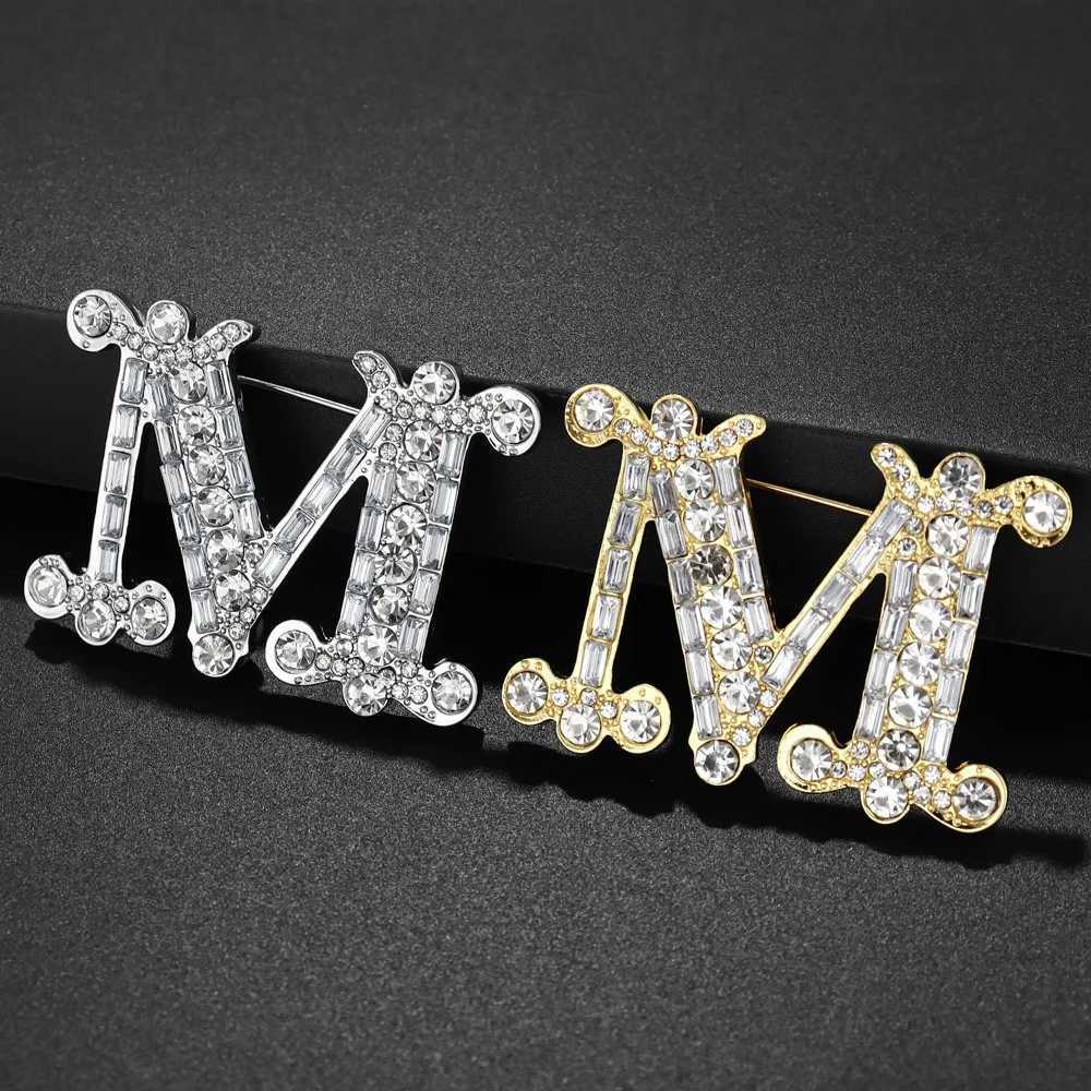 Luxury Trend Zircon Inlaid Letter M Brooch Charm Womens Brooch Fashion New Party Jewelry Accessories Gift Wholesale Y251111