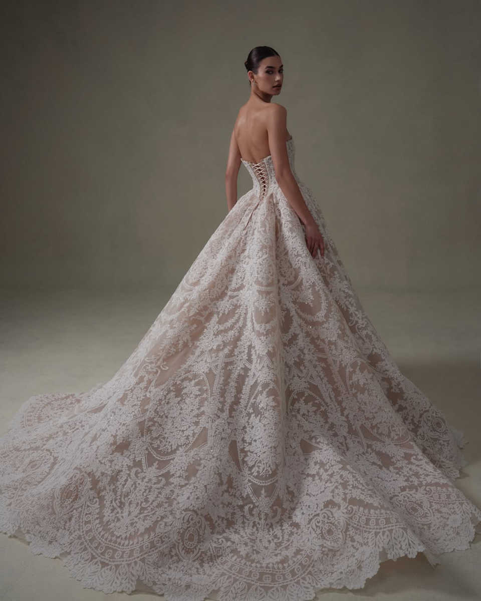 Luxurious Lace Ball Gown Wedding Dresses Strapless Sleeveless Bridal Gowns Simple Lace Up Robe De Mariee Customized