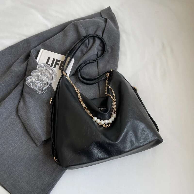 2025 New Large Capacity Soft Surface Handbag Designer Women's New Trend Simple Backpack Suitable for Daily Commuting and Travel