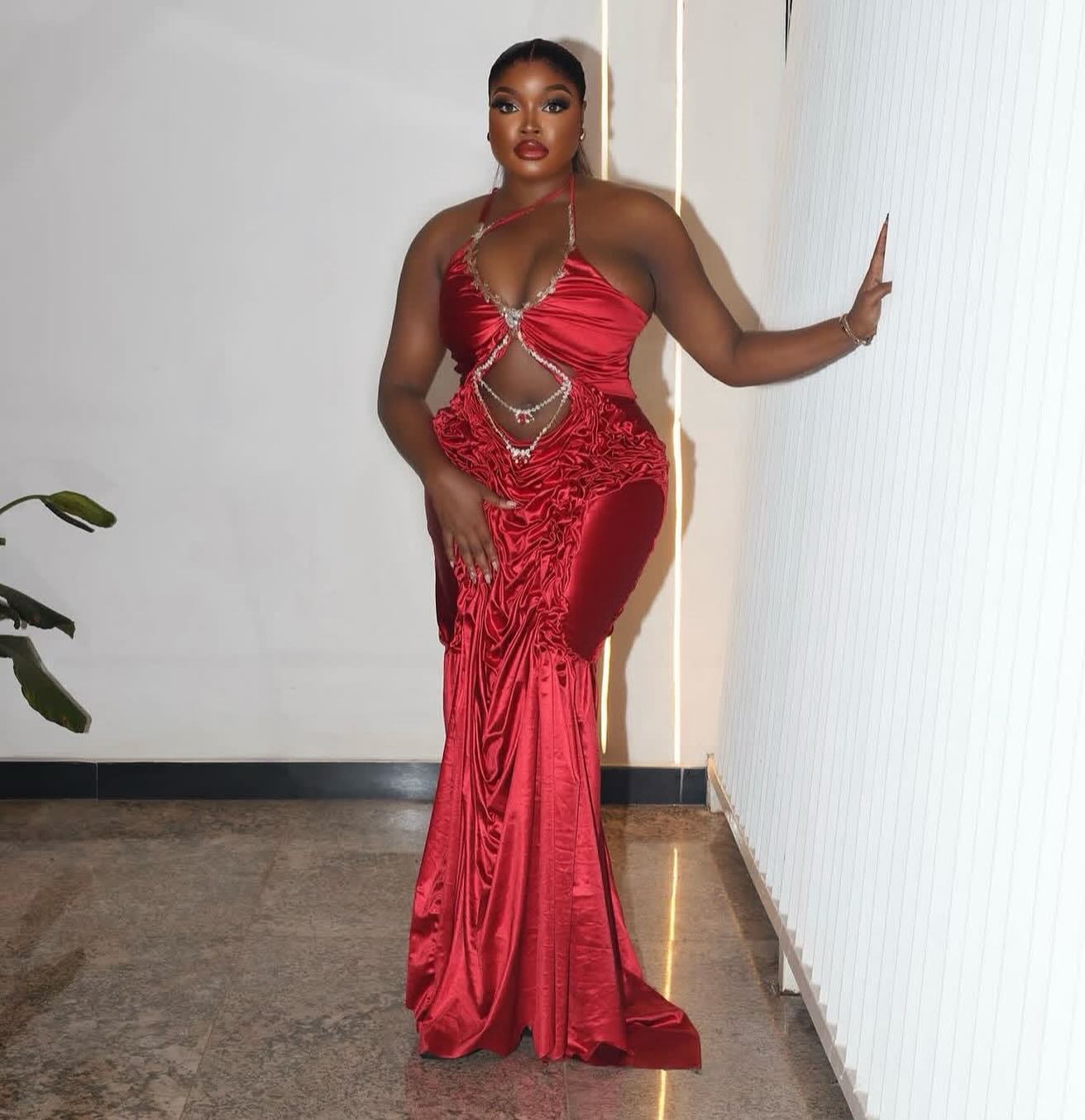 Dark Red Sheath Prom Dresses 2025 Halter Beaded Satin Stylish Evening Formal Party Second Birthday Engagement Gowns Plus Size Dress For Special Occasi