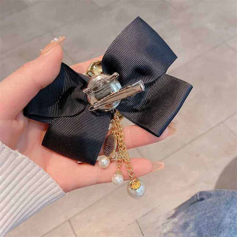 Luxury High-end Fabric Bow Brooch Camellia Flower Pearl Tassel Corsage Lapel Pins Suit Sweater Badge Luxulry Brooches for Women Jewelry Y251111