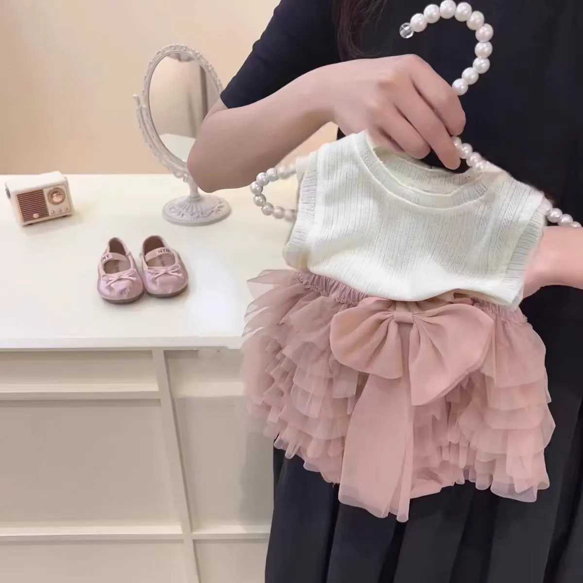 Girls clothing set new 2024 summer cute sleeveless top+fashionable childrens bow chart figure skiing childrens clothing set baby clothingXJ250410