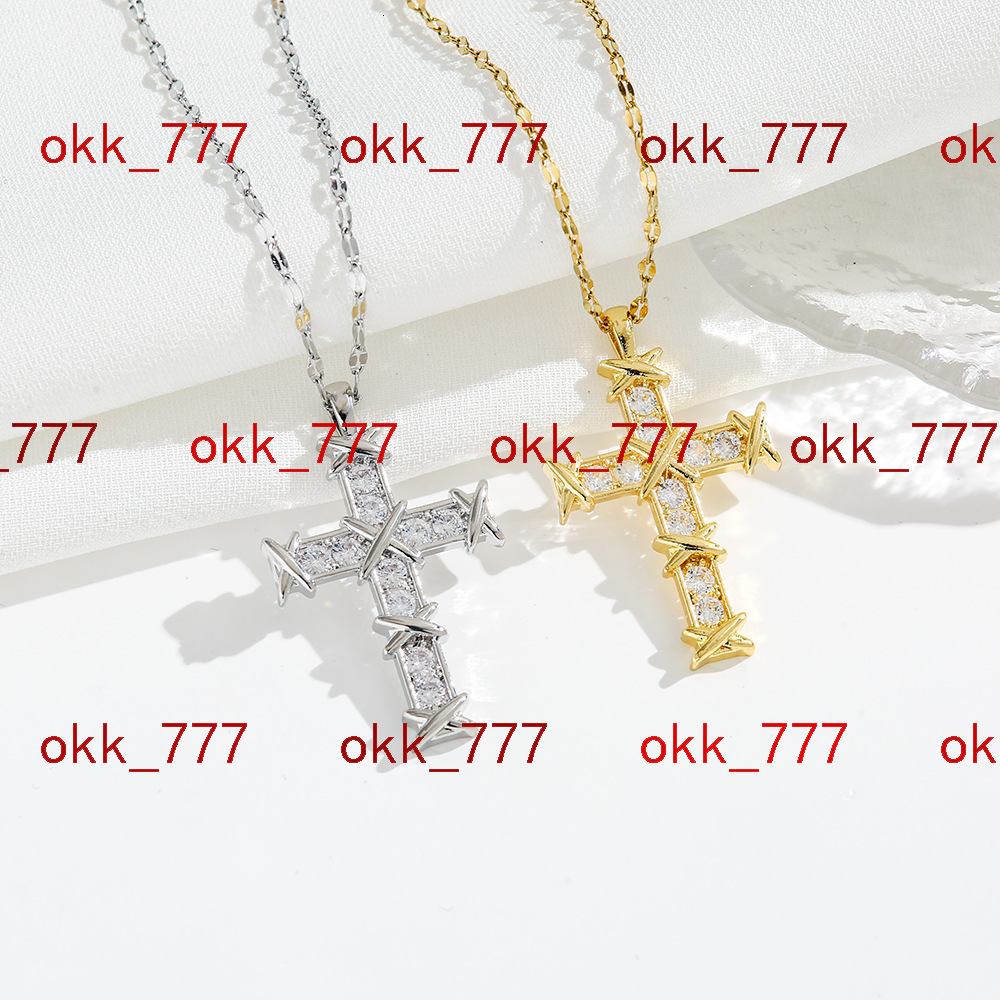 Luxury Designer Diamond Cross Necklace Custom Shiny Moissanite Diamond 18k Gold Silver Cross Necklace for Couple