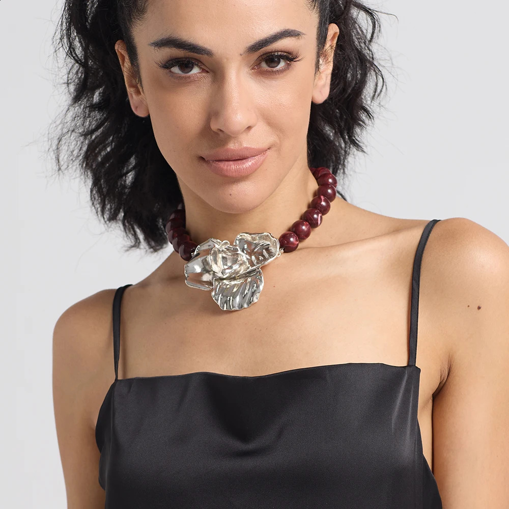 metal rose necklace for womens fashion short and chubby red and black resin bead pendant necklace jewelry accessories 250409