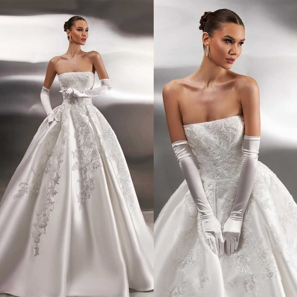 Elegant Beading A Line Wedding Dresses Strapless Sleeveless Bride Dress Exquisite Pleats Sweep Train Bridal Dress Customized