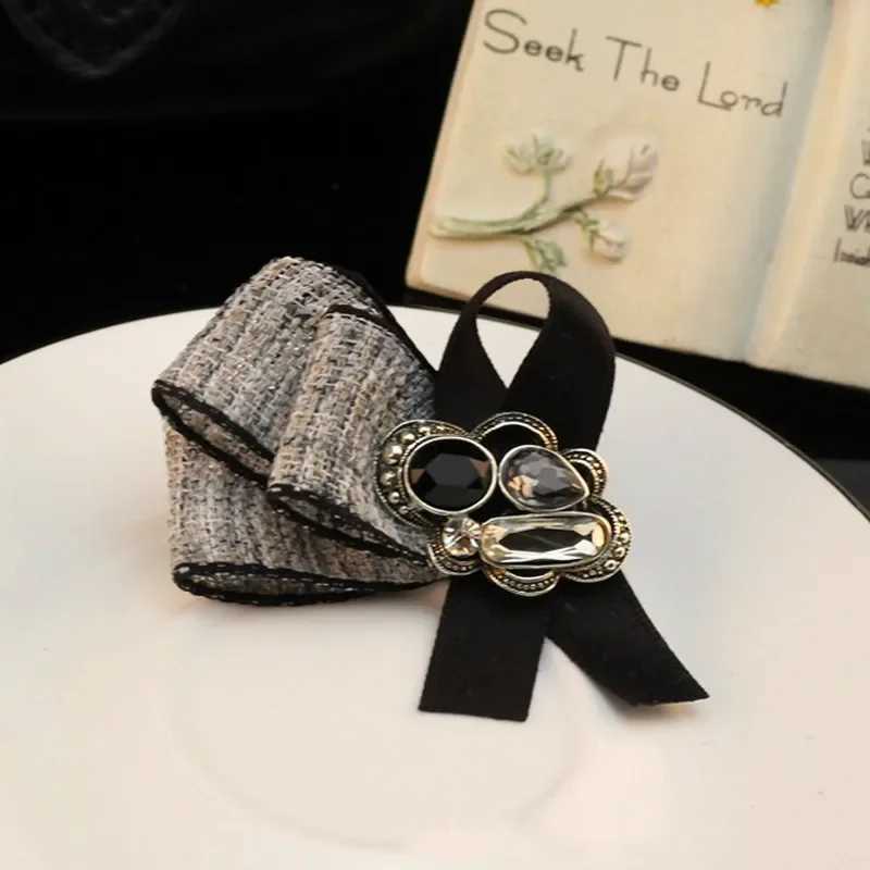 Luxury i-Remiel Korean Fashion New Small Rhinestone Brooch Vintage Fabric Joker Temperament Brooches Shirt Collar Clothing Accessories Y251111