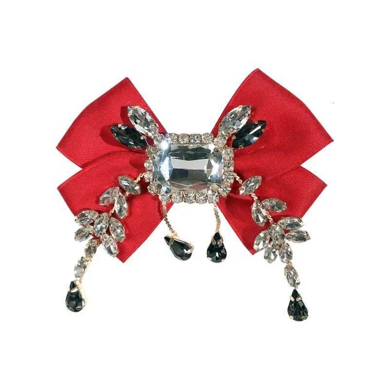 Luxury New Fabric Bowknot Brooch Rhinestone Tassel British Style Bow Tie Female Shirt Collar Pin Vintage Brooches for Women Accessories Y251111