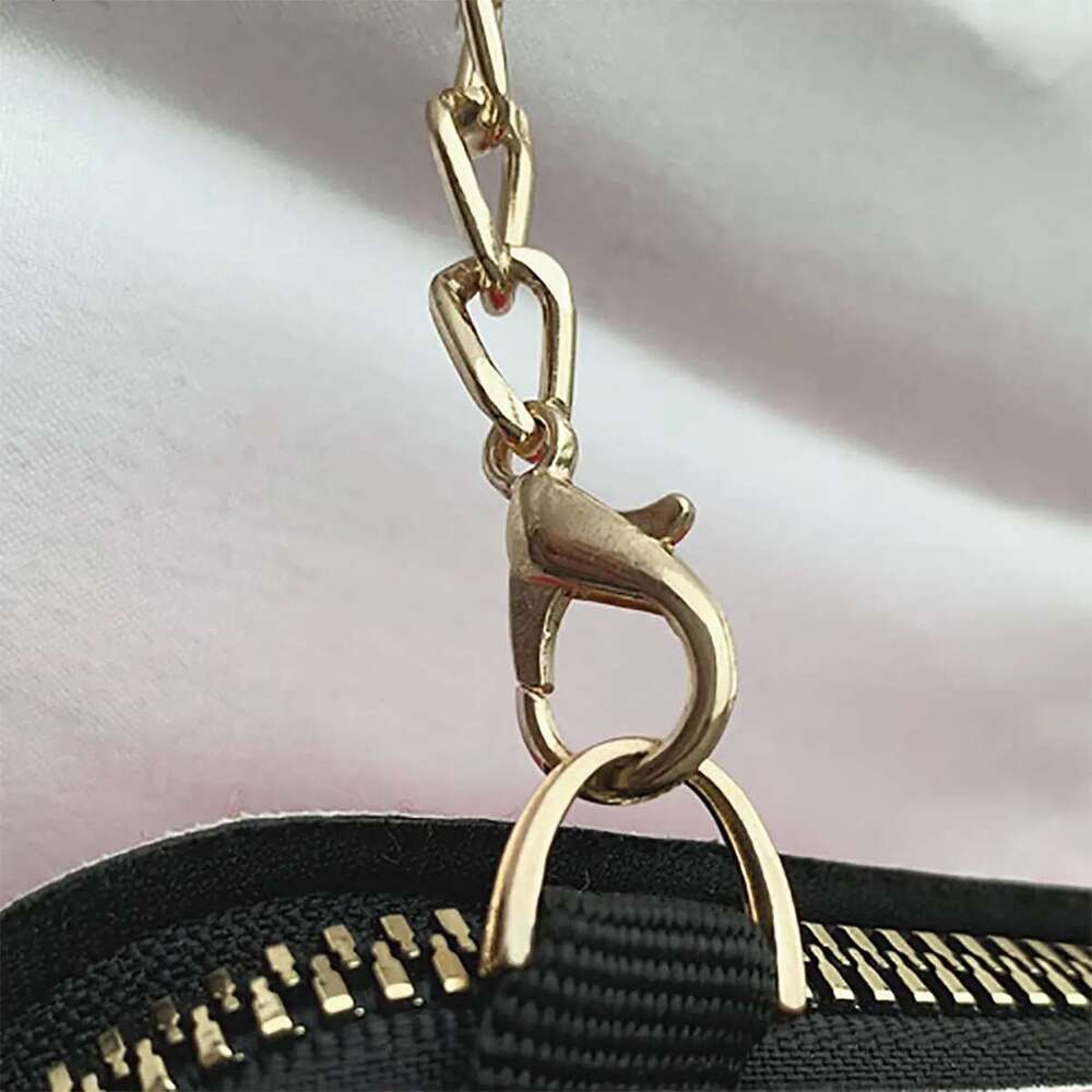 1Pc Niche Red Lip Shaped Chain Novelty Mini Shoulder Bag, Women's Stylish Zipper Bag