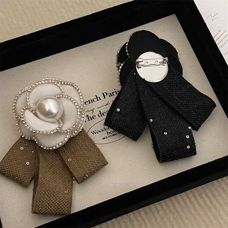 Luxury Retro Fabric Camellia Flower Brooches for Women Bow Crystal Pearl Tassel Lapel Pin Shirt Necktie Wedding Party Badge Accessories Y251111
