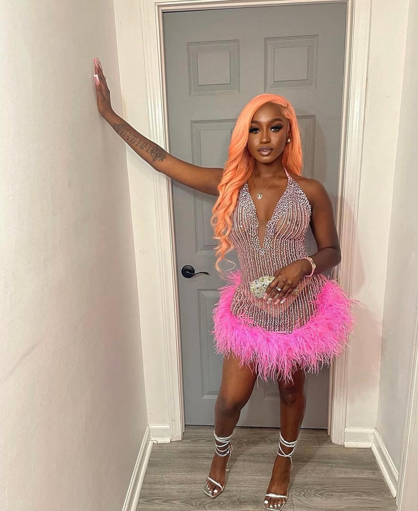 Chic Pink Sheath Cocktail Dress Feather Beaded Halter See Through Short Mini Graduation Homecoming Dresses For Special Occasions Sweetheart Gowns
