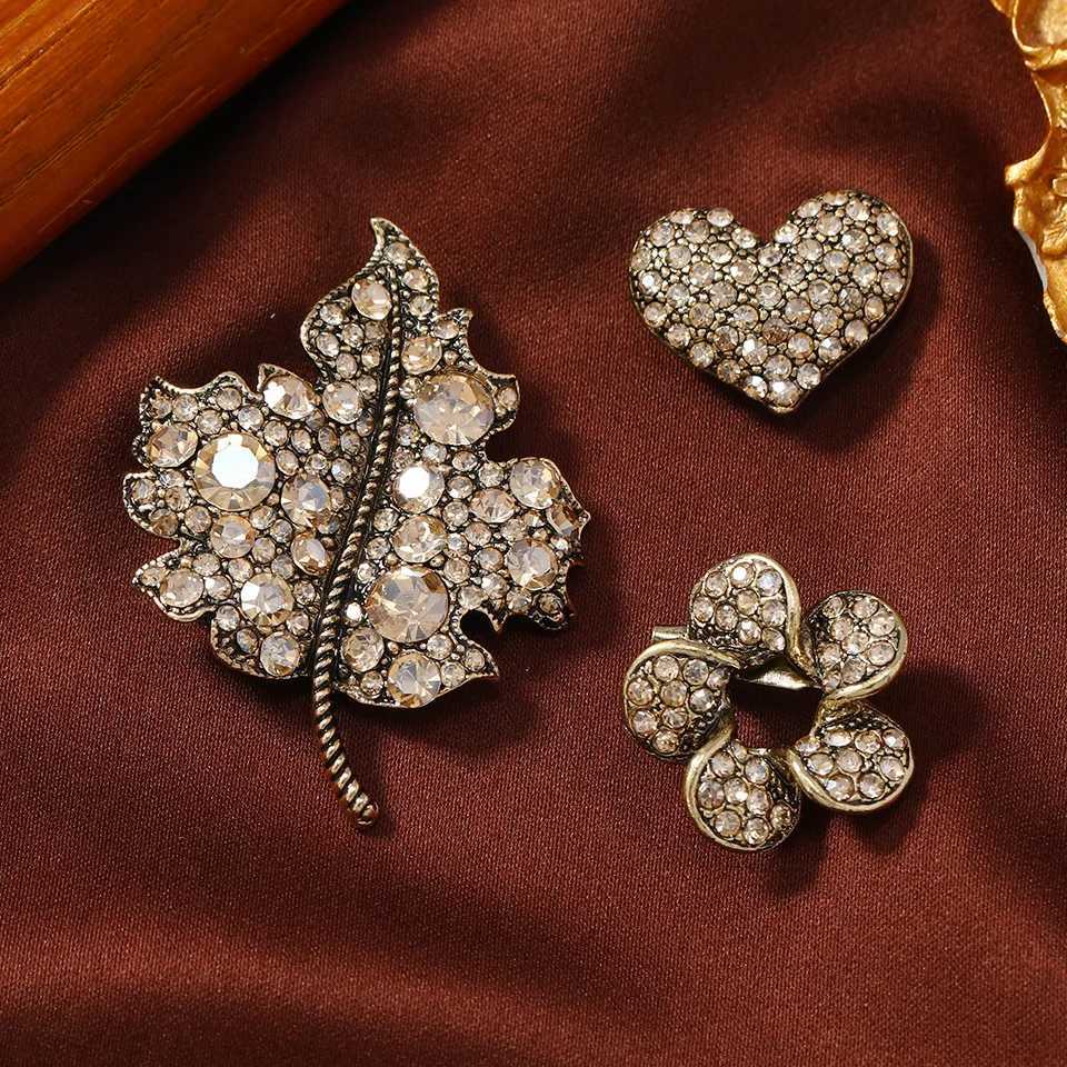 Luxury Vintage Women Men Elegant Crystal Heart Bee Chains Brooches Badges Fashion Exquisite Unisex Cross Pearl Pins Accessories Gift Y251111
