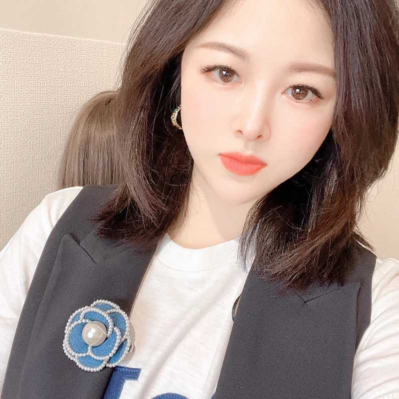 Luxury Elegant Denim Camellia Flower Pearl Crystal Brooch For Women Lady Suit Clothing Blue Floral Brooches Pins Badges Trendy Corsage Y251111