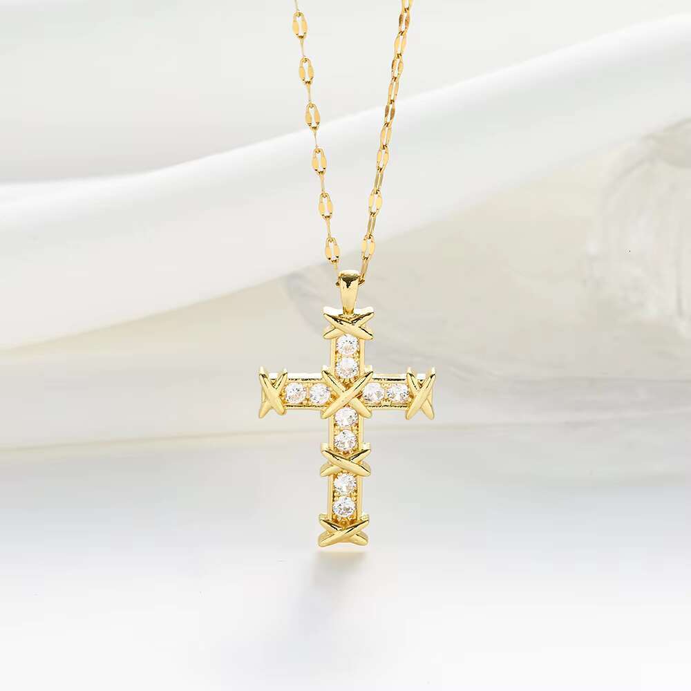 Luxury Designer Diamond Cross Necklace Custom Shiny Moissanite Diamond 18k Gold Silver Cross Necklace for Couple