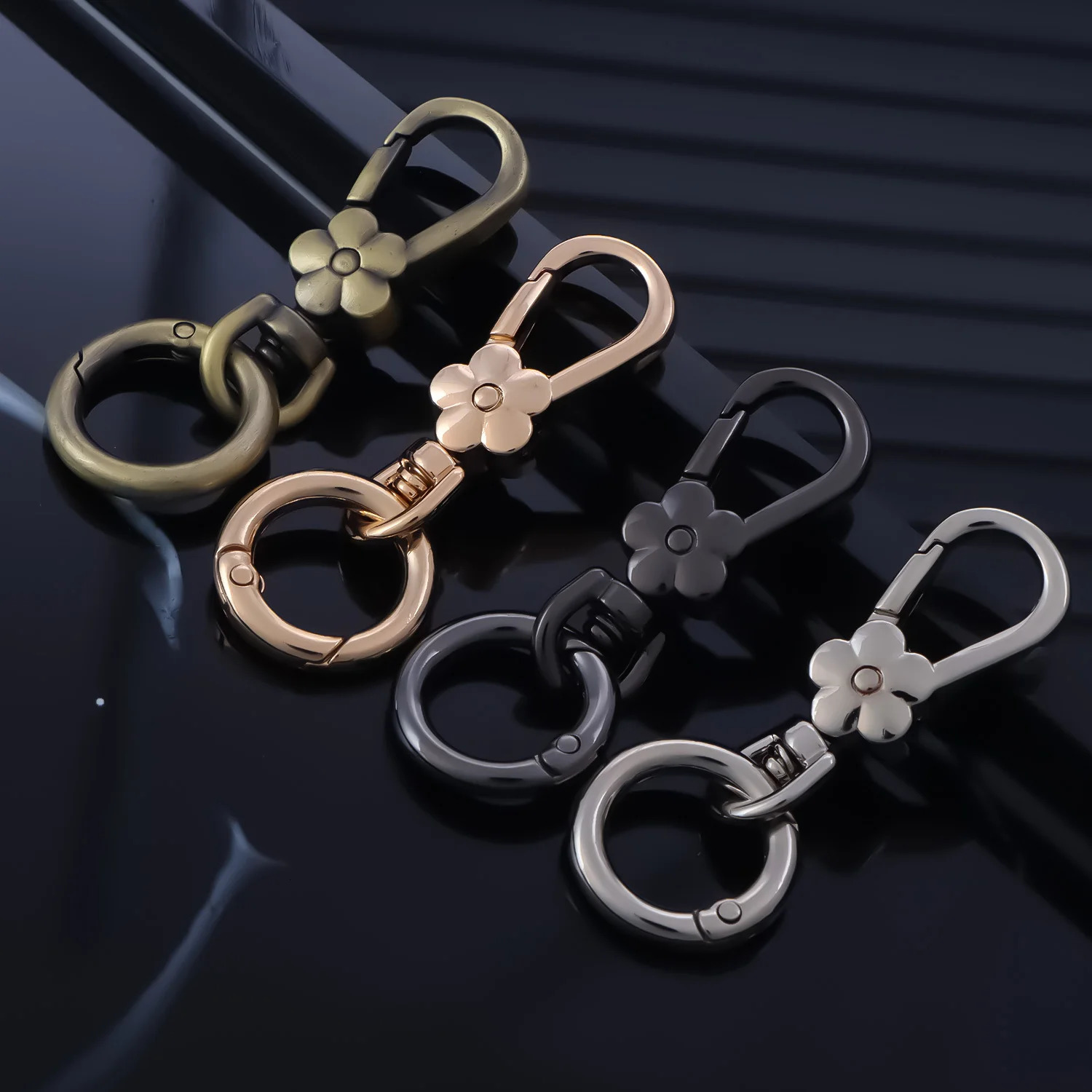 2pcs Flower Keychain Clip Key Ring Carabiner Keychain Clip Key Chain Hook Holder Organizer for Car Home 251110