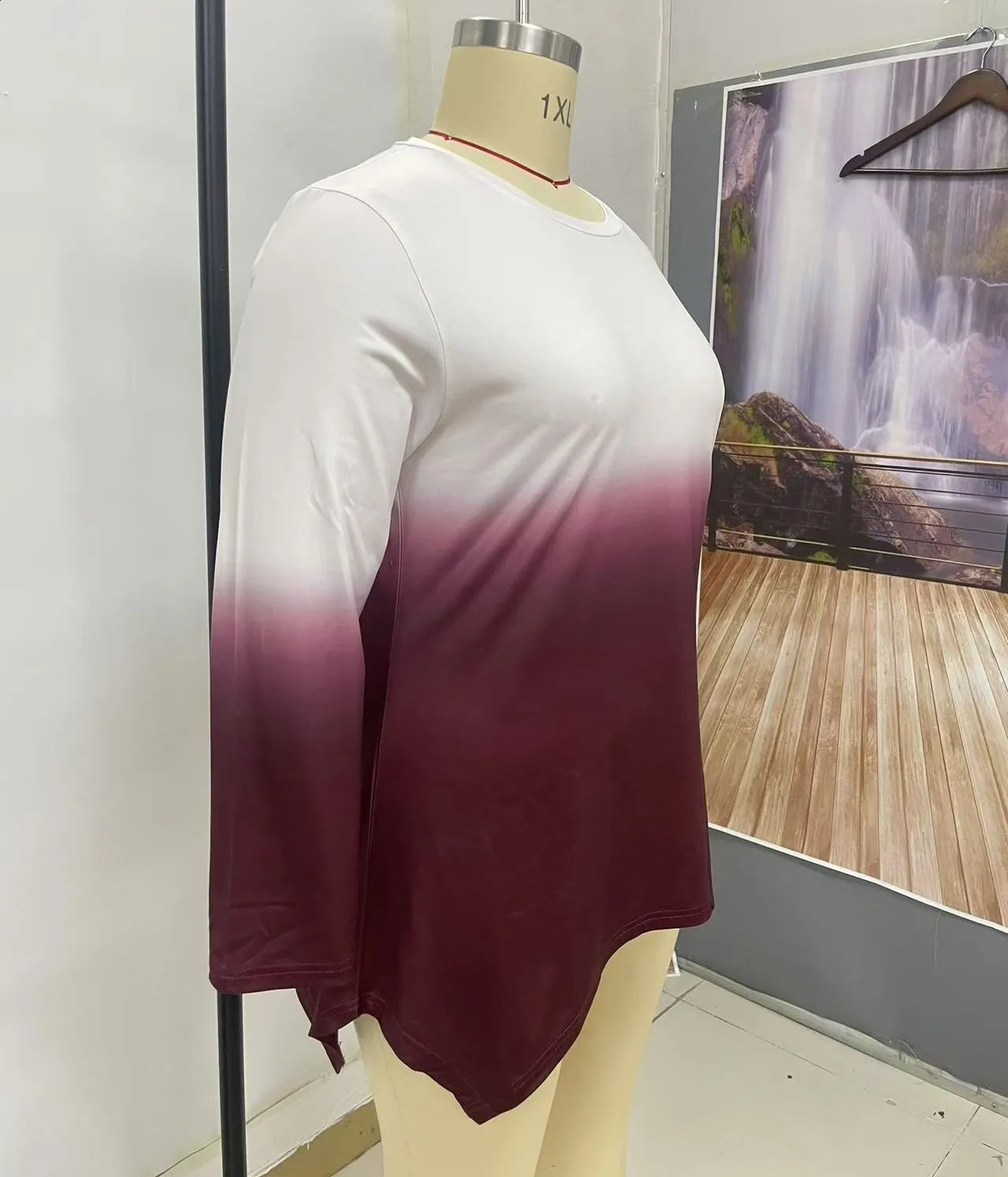 Size up gradient printed T-shirt suitable for womens casual round neck long sleeved top suitable for spring and autumn wear. 250410