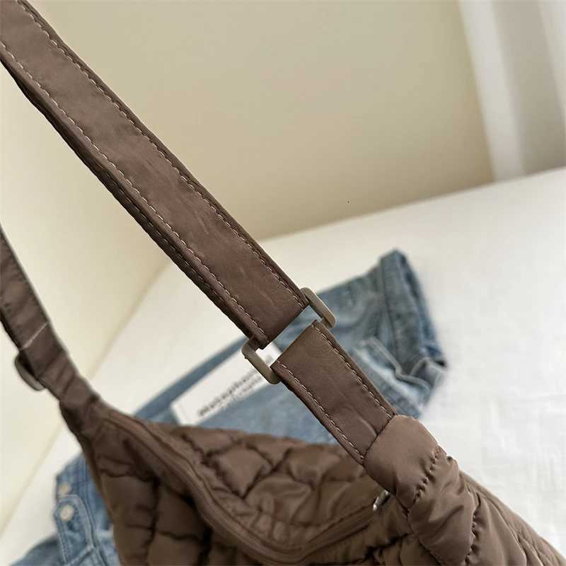 2025 New Quilted Puffer Shoulder Bag for Women Large Capacity Tote Sling Bag Fashion Casual Crossbody Satchel Bag Female HandbagT251110