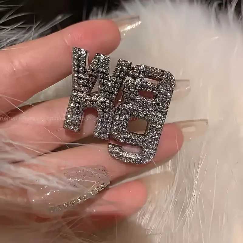 Luxury Fashion Letter Brooch for Women Elegant Scarf Pin Rhinestone Jewelry for Wedding Party Christmas Gift Brooches Y251111