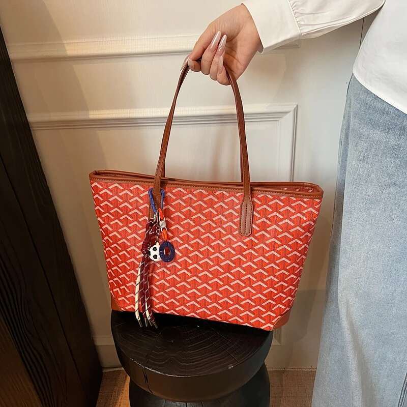 2025 new designer women's handbag classic retro style leather shopper with brass hardware and letters2