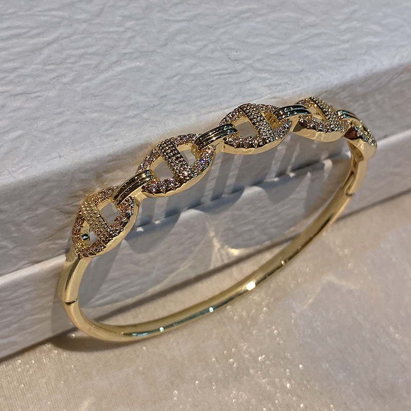 New Hollowed Out Diamond Inlaid Design Boutique Bracelet Stylish And Fashionable For Ladies Suitable For Daily Wear Party Birthday Gift Bracelet