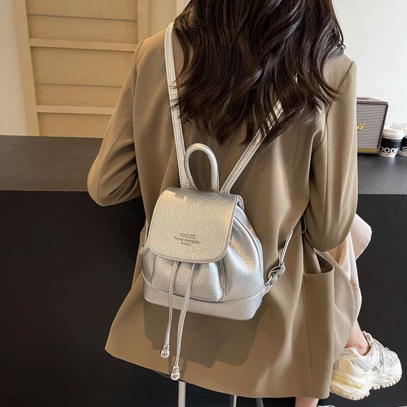 2025 New 1-Piece Solid Color Bucket Backpack Fashion Commuter Backpack Designer Women's Trendy Backpack5
