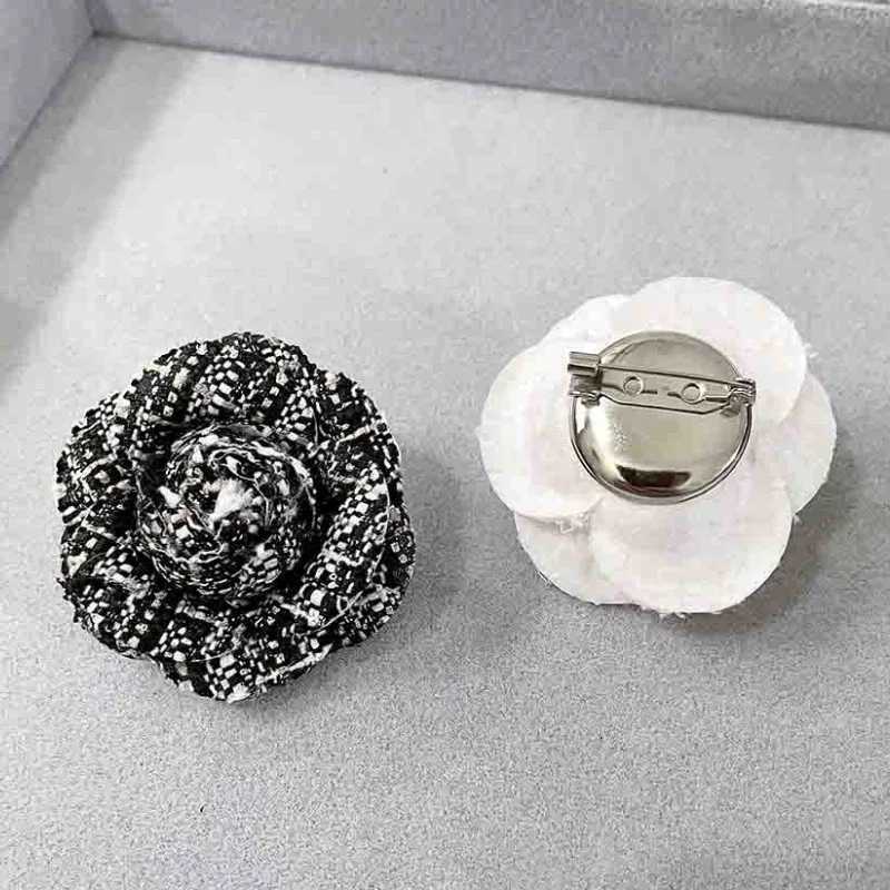 Luxury Camellia Womens Brooch Collar Flower Pins Retro Versatile Clothing Accessories Corsage Black and White Flowers Simple And Y251111