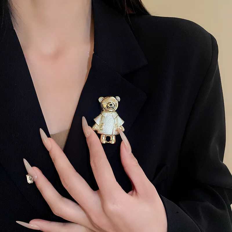 Luxury Rhinestones Dripping Bear Letter Brooches Luxury Cute Corsage Fashionable Personality Atmospheric Brooch Accessories for Women Y251111