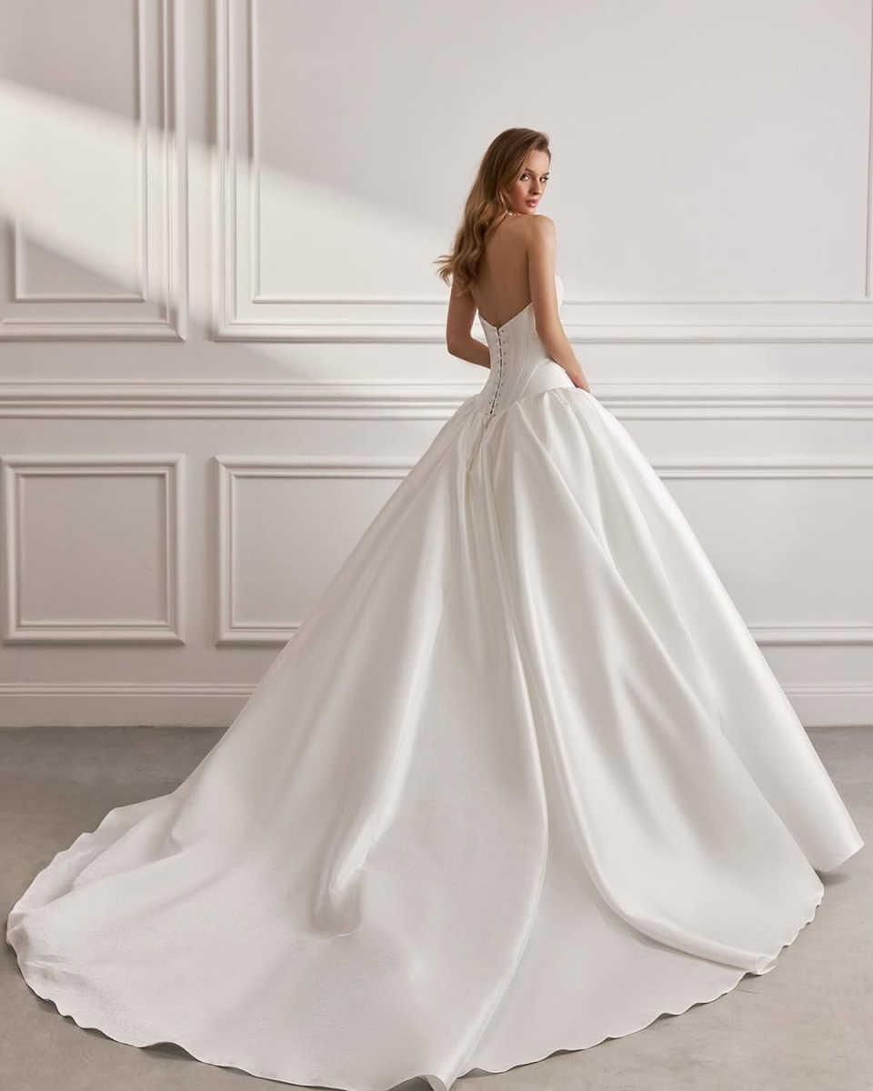 Gorgeous Ball Gown Wedding Dresses With Strapless Satin Chapel Gown Backless Custom Made Plus Size For Special Occasion Bridal Gown Vestidos De Novia