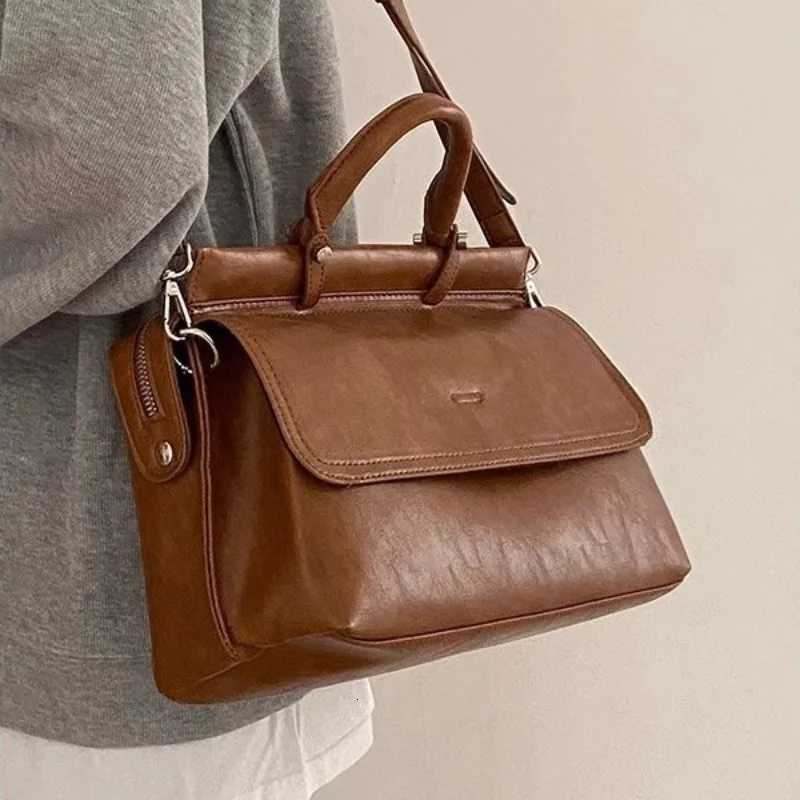 Summer Womens Messenger Bag Large Capacity Shoulder Bag Fashionable Design Handbag Vintage Postman Bag Commuting BagT251110