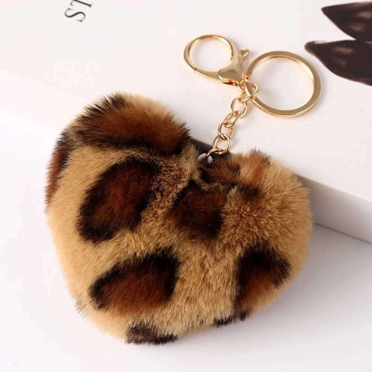 New heart-shaped plush serving keychain for womens Leopard Pompom Love Car keychain bag pendant serving keychain jewelry W250411