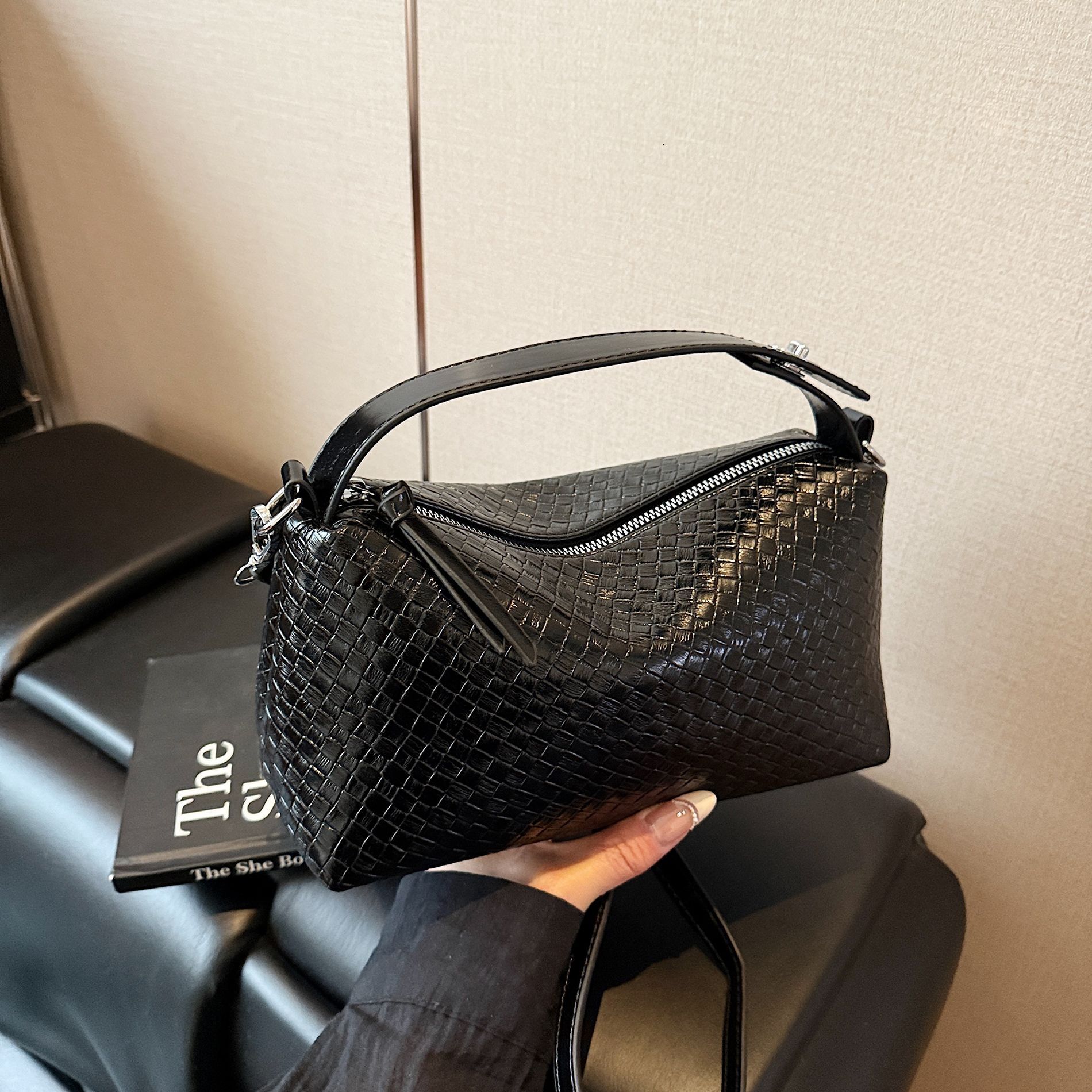 Luxury Brand Designer Bag French Niche Woven Handbag Casual Retro Underarm Bag Versatile Women's Bag Casual Stylish Crossbody Pillow Bag