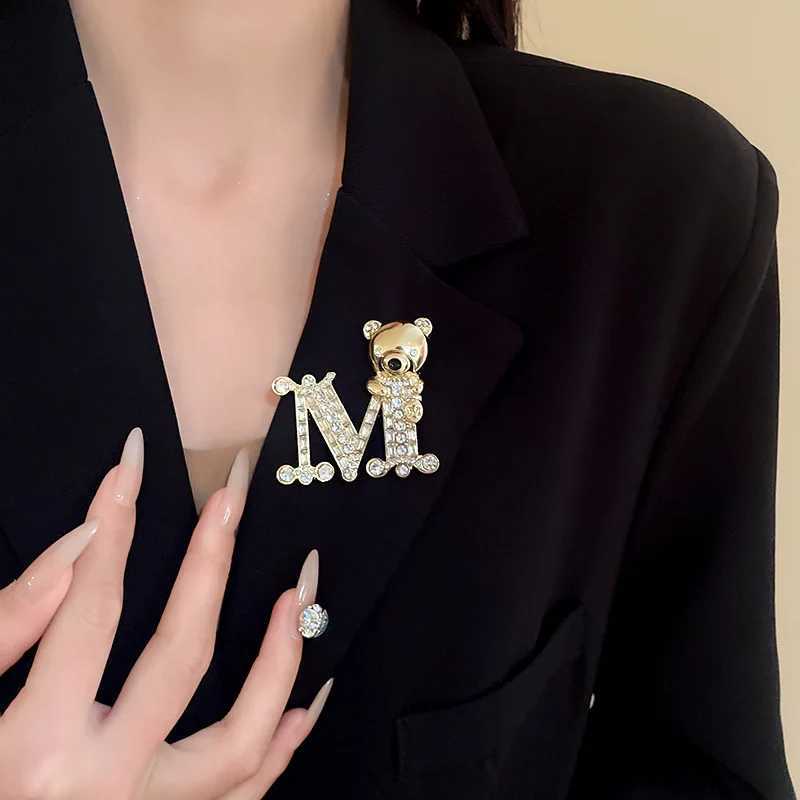 Luxury Rhinestones Dripping Bear Letter Brooches Luxury Cute Corsage Fashionable Personality Atmospheric Brooch Accessories for Women Y251111