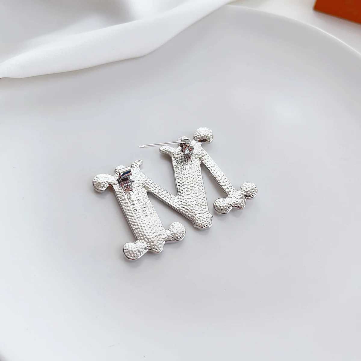 Luxury Light luxury senior sense English letters M glass zircon rhinestone corsage brooch womens pin Y251111