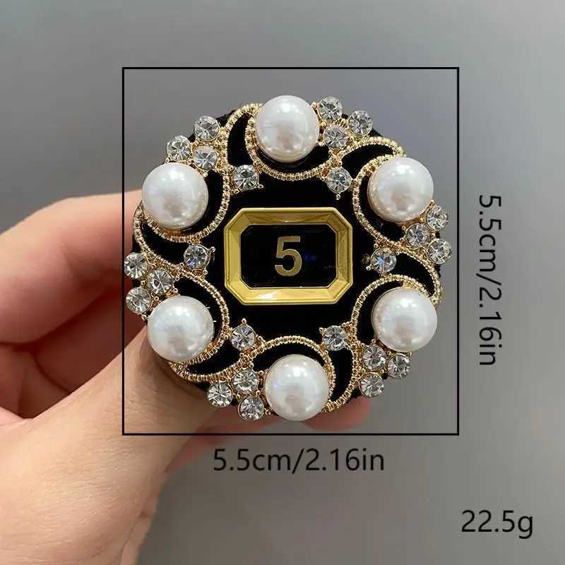 Luxury Xiaoxiangfeng alloy number 5 brooch pearl camellia high-end feeling suit collar Baroque brooch accessory Y251111