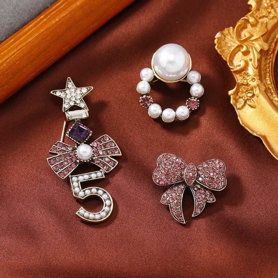 Luxury Vintage Women Men Elegant Crystal Heart Bee Chains Brooches Badges Fashion Exquisite Unisex Cross Pearl Pins Accessories Gift Y251111