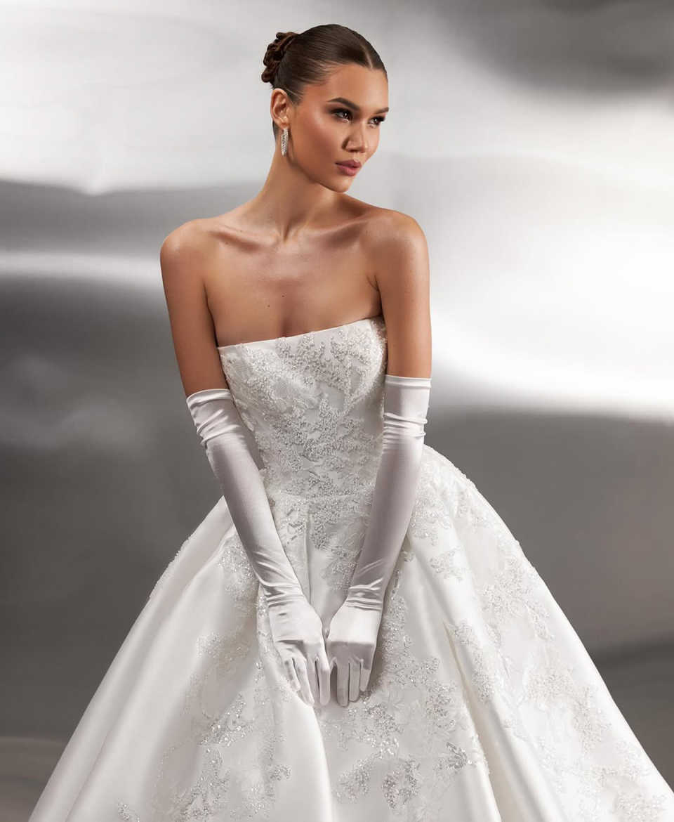 Luxury Ball Gown Wedding Dresses With Strapless Satin Appliques Chapel Gown Backless Custom Made Plus Size Bridal Gown Vestidos De Novia