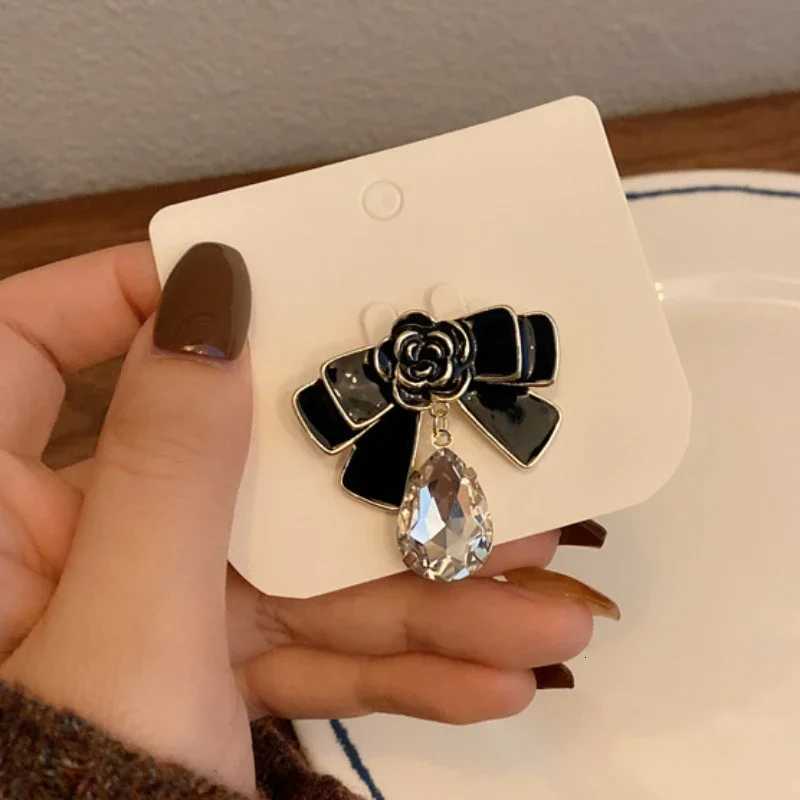 Luxury High-end Pearl Camellia Flower Brooch Womens French Bow Decoration Retro Lapel Pin for Backpacks Corsage Jewelry Accessories Y251111