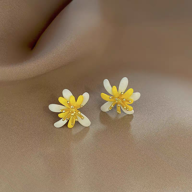 Ladies' earrings daisy earrings flower part yellow white contrasting color