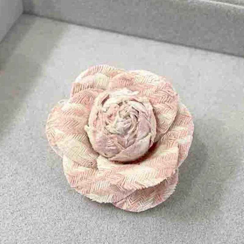 Luxury Camellia Womens Brooch Collar Flower Pins Retro Versatile Clothing Accessories Corsage Black and White Flowers Simple And Y251111