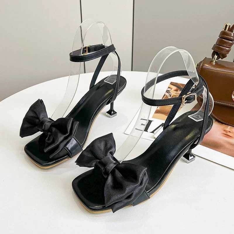 2022 New Summer Womens High Heel Sandals Open Toe Square Toe Buckle with Butterfly Decorative Buckle Solid Color TemperatureXJ250410