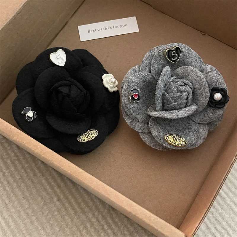 Luxury Korean Fabric Camellia Flower Brooches for Women Vintage Elegant Lapel Pins Scarf Buckle Sweater Badge Fashion Jewelry Gifts Y251111