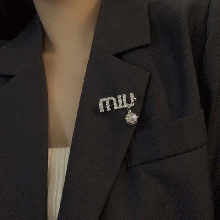 Womens Fashion Designer Brooch Pearl Pins Letter Diamond Brooches Gold Silver Copper 2025 Pin Christmas Gifts Party Marry Jewelry Love Accessories