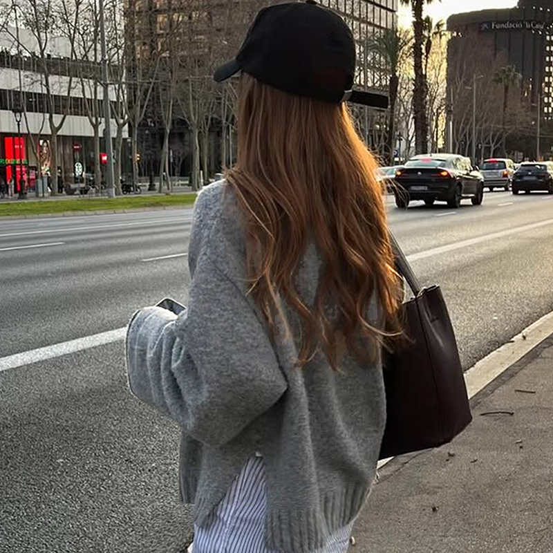 Women's color-block top, round-neck long-sleeved sweater, flower embroidery, slit at the bottom, casual street chic, popular in autumn and winter